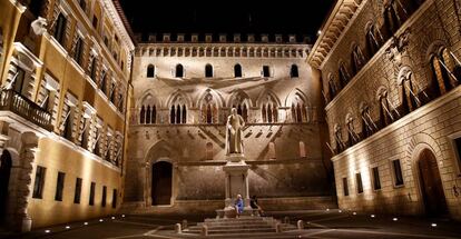 La plaza donde est&aacute; la entrada a la sede central del Monte dei Paschi di Siena