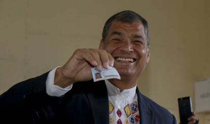 O presidente do Equador, Rafael Correa, vota neste domingo.