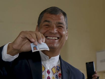 O presidente do Equador, Rafael Correa, vota neste domingo.
