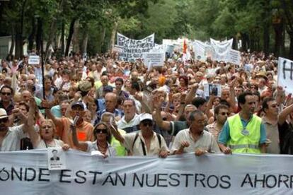 Cabecera de la manifestación de ayer en Madrid de afectados por la estafa de Afinsa y Fórum.