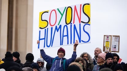 Un manifestante sostiene un cartel que dice 'Seamos humanos', durante una manifestación celebrada en París el pasado 21 de enero contra el endurecimiento de las leyes que combaten la inmigración irregular.