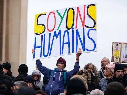 Un manifestante sostiene un cartel que dice 'Seamos humanos', durante una manifestación celebrada en París el pasado 21 de enero contra el endurecimiento de las leyes que combaten la inmigración irregular.