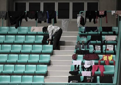 Haciendo la colada. Una semana después del tsunami los evacuados que viven en uno de los gimnasios de Yamagata ponen a secar sus prendas de ropa