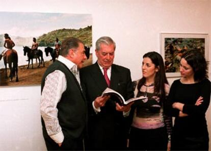 Mario Vargas Llosa departe con Juan Luis Galiardo, su hija Morgana y la actriz Natalia Berveke (a la derecha), ayer en la Casa de América, junto a algunas fotos de la exposición y el libro que ha realizado Morgana Vargas Llosa.