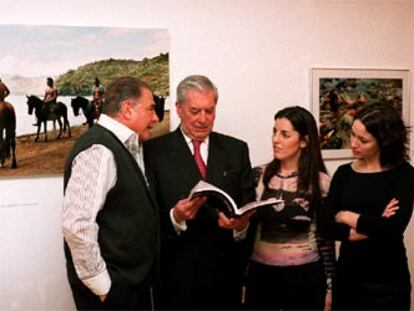 Mario Vargas Llosa departe con Juan Luis Galiardo, su hija Morgana y la actriz Natalia Berveke (a la derecha), ayer en la Casa de América, junto a algunas fotos de la exposición y el libro que ha realizado Morgana Vargas Llosa.