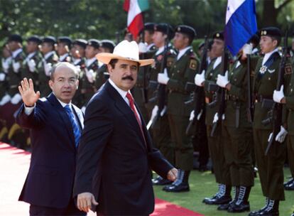 Manuel  Zelaya con el presidente de México, Felipe Calderón (izquierda), ayer en la residencia oficial de éste.