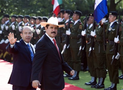 Manuel  Zelaya con el presidente de México, Felipe Calderón (izquierda), ayer en la residencia oficial de éste.