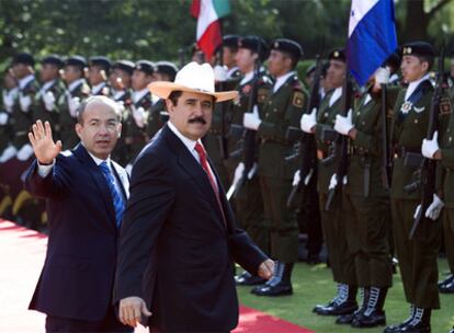 Manuel Zelaya con el presidente de México, Felipe Calderón (izquierda), ayer en la residencia oficial de éste.