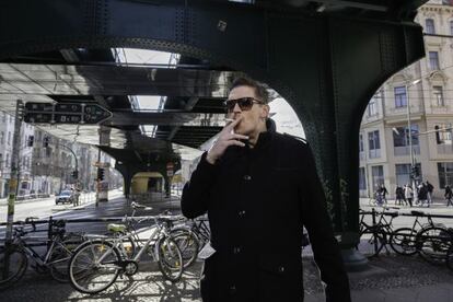 Jan Ole Gerster en la estación berlinesa de Eberswalder, donde solía pinchar un Dj. Al fondo (dorado), el mítico puesto de salchichas.