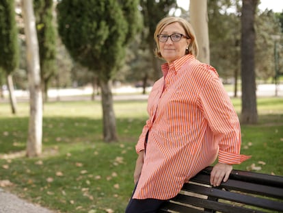 Consuelo Ortola, paciente con incontinencia fecal, en un parque de Zaragoza el 3 de octubre de 2023.