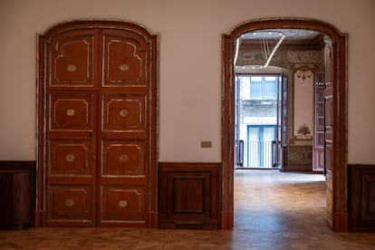 Detall de dues portes a l'interior del Palau Moxó.  ALBERT GARCIA
