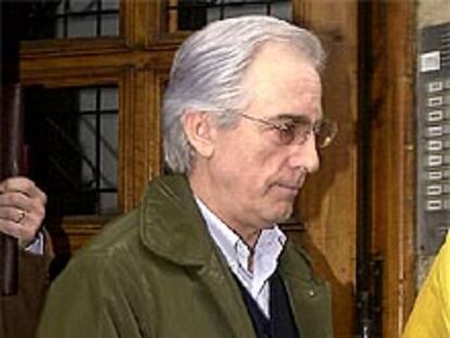 Gabriel Urralburu sale de su casa en Pamplona, ayer, para ir a la cárcel.