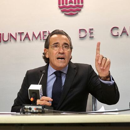 GRA250. Valencia (Comunidad Valenciana), 29/01/2016.- Arturo Torró, ex alcalde y portavoz del PP en el ayuntamiento de Gandia, durante la rueda de prensa en la que ha explicado las razones por las que presenta su dimisión. EFE/Natxo Francés