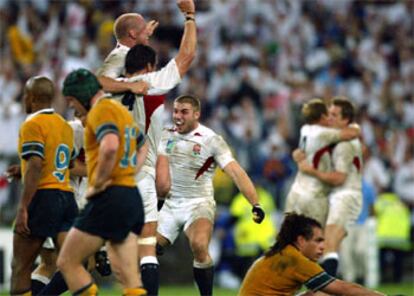 Los jugadores británicos celebran el triunfo ante la desolación de los australianos.