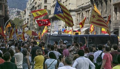 Banderas españolas y esteladas en manifestaciones de signo contrario en Barcelona.