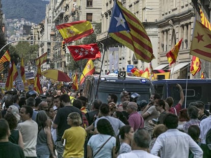 Banderas españolas y esteladas en manifestaciones de signo contrario en Barcelona.