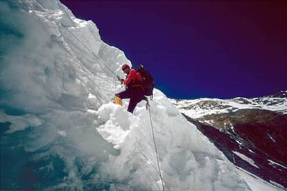 Edurne Pasaban (Tolosa, 1973) se convirtió el 23 de mayo de 2001 en la primera mujer vasca que logró coronar el Everest. Era el comienzo de su carrera de 'ochomiles'.