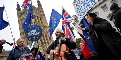 Manifestantes anti &quot;brexit&quot; participan en una protesta junto al Parlamento brit&aacute;nico en Londres.