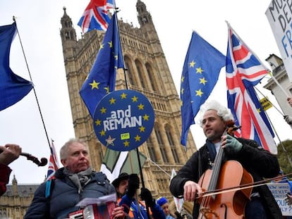 Manifestantes anti &quot;brexit&quot; participan en una protesta junto al Parlamento brit&aacute;nico en Londres.