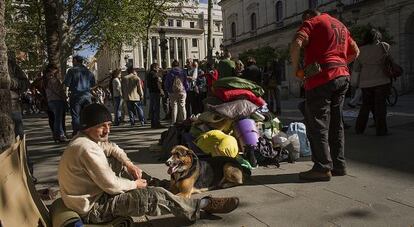 Evicted families from La Utopía hold a protest outside Seville City Hall.