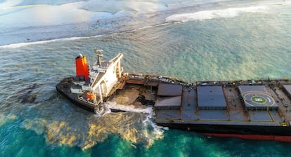 Vista aérea del barco japonés MV Wakashio tomada el 15 de agosto.