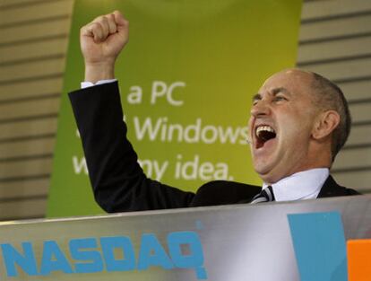 Imagen de octubre de 2009 de Chris Liddell, en la que celebra la salida de Windows 7 en el Campus de Microsoft Campus de Redmond.