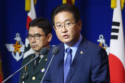 El viceministro de Defensa de Corea del Sur (derecha) en una conferencia de prensa en Se&uacute;l este lunes. 