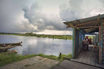 Caballococha, una pequeña localidad peruana a orillas del Amazonas, es destino de ocio habitual para los capos de la coca y caciques madereros y el lugar al que los traficantes llevan a las adolescentes de los países vecinos (Colombia y Brasil) los fines de semana para ejercer la prostitución en locales de alterne o los también llamados 'prostibares'.