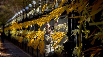 El parque de la Ciutadella de Barcelona, con lazos amarillos para reivindicar la libertad de los encarcelados por el proceso independentista.