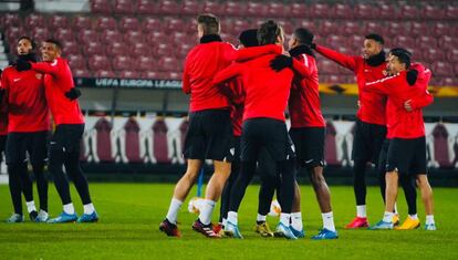 Los jugadores del Sevilla entrenan en el Constantin Radulescu de Cluj. 