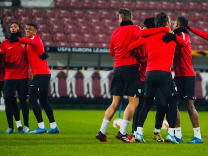 Los jugadores del Sevilla entrenan en el Constantin Radulescu de Cluj. 