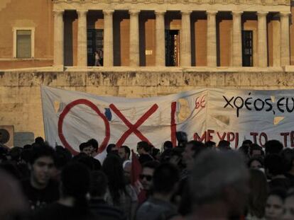 Cidad&atilde;os gregos protestam em Atenas, nesta segunda.