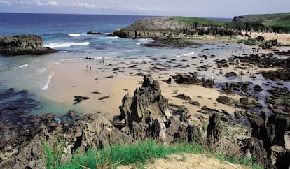 Inmersa en el Paisaje Protegido de la Costa Oriental, la playa de Toró se presta como pocas a la imaginación.