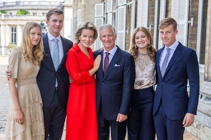 La de este año es la décima foto navideña de la familia real belga desde que comenzó el reinado de Felipe de Bélgica, según ellos mismos han recordado en su cuenta oficial de Instagram en el texto que acompaña a la imagen. En ella se ve al rey y a su esposa, Matilde de Bélgica, en un posado bastante informal tomado en el exterior del Palacio Real junto a sus hijos, los príncipes Isabel, Gabriel y Manuel. Con motivo del redondo aniversario, también han compartido en la misma publicación la foto de la primera felicitación, la de 2013, en la que el paso del tiempo se hace evidente, sobre todo, por lo mucho que han crecido los hijos desde entonces.