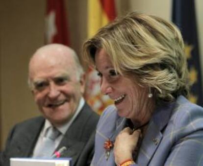 La presidenta del PP de Madrid, Esperanza Aguirre, durante la presentación del libro "Regenerar la Democracia, Reconstruir el Estado", del letrado Gaspar Ariño Ortiz (i), hoy en la Asociación de la Prensa de Madrid.