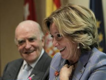 La presidenta del PP de Madrid, Esperanza Aguirre, durante la presentación del libro "Regenerar la Democracia, Reconstruir el Estado",  del letrado Gaspar Ariño Ortiz (i), hoy en la Asociación de la Prensa de Madrid.