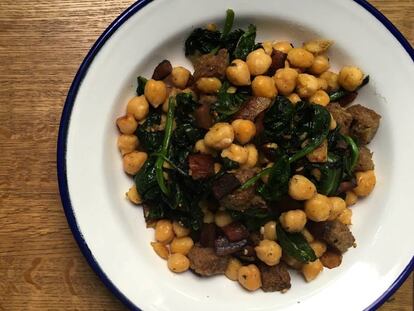 Garbanzos con espinacas y panceta.