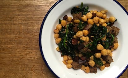 Garbanzos con espinacas y panceta.