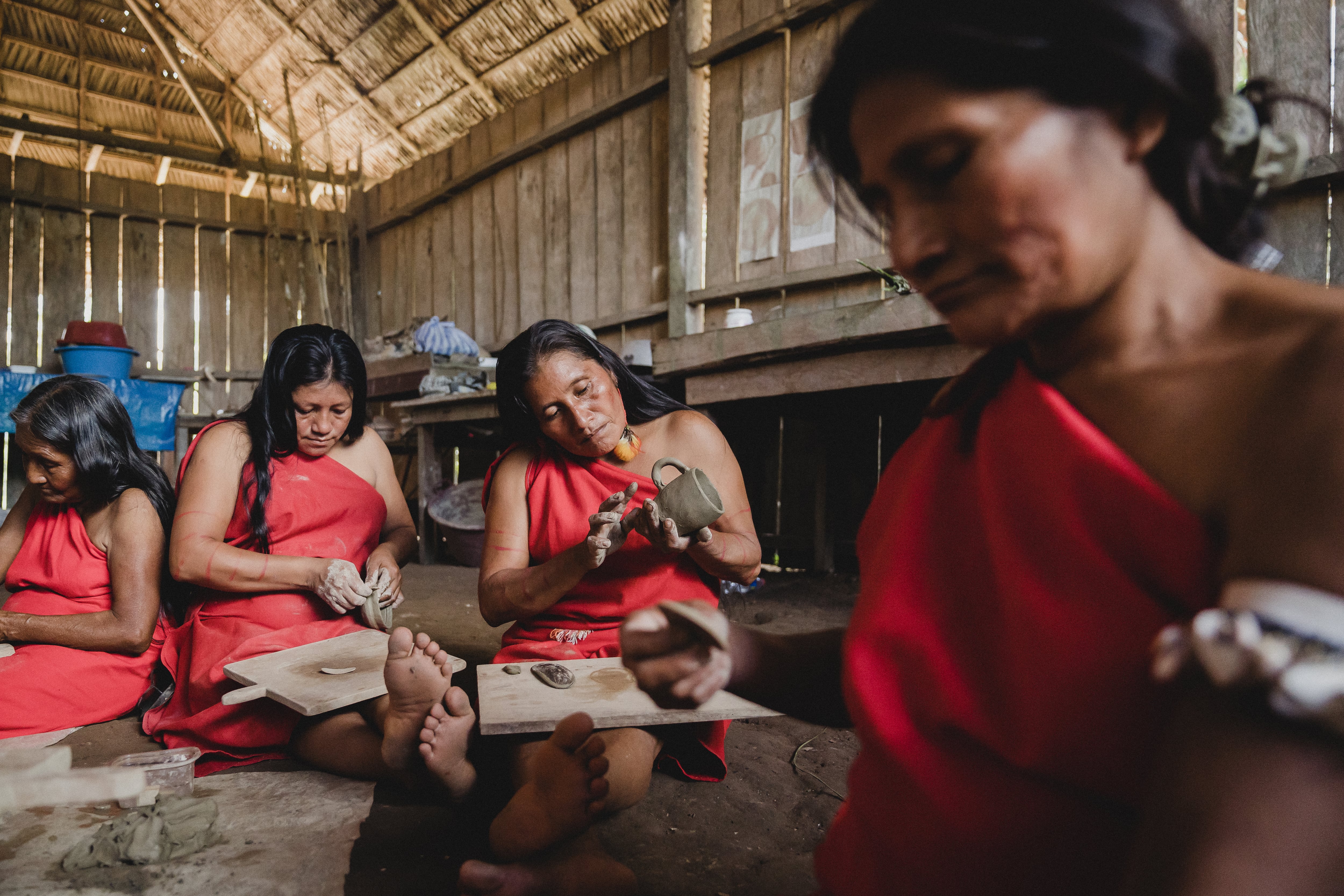 Madres ceramistas de Cocoashi la comunidad awajún, en la Amazonía peruana.