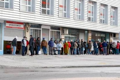 Una cola ante una de las oficinas del INEM en la Comunidad de Madrid.