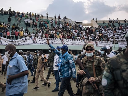 The President of the Central African Republic, Faustin-Archange Touadéra, escorted by Russian mercenaries and Rwandan 'blue helmets', in December 2021.