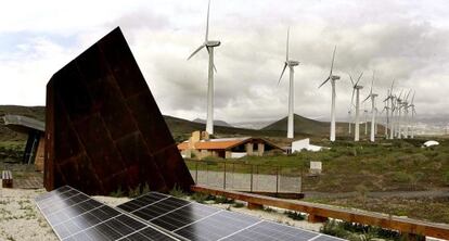 Un parque eólico junto a paneles fotovoltaicos en Santa Cruz de Tenerife.