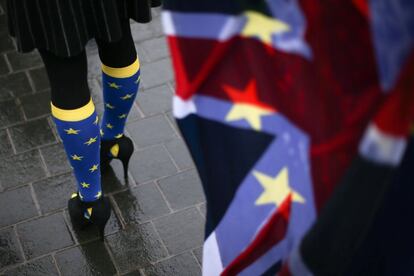 Una manifestante a favor de la Unión Europea y contra el 'Brexit' se concentra frente al parlamento del Reino Unido en Londres.