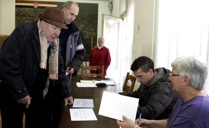Un hombre participa en el referéndum croata.