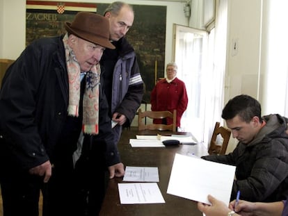 Un hombre participa en el refer&eacute;ndum croata.