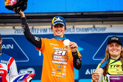 Berta Abellán, después de su triunfo en la última prueba del campeonato del mundo de TrialGP. Foto de la Real Federación Motociclista Española