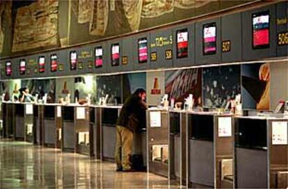 .Una sala de embarque del aeropuerto madrileño de Barajas, con la escasa actividad registrada ayer debido a la huelga de pilotos de Iberia
