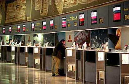 .Una sala de embarque del aeropuerto madrileño de Barajas, con la escasa actividad registrada ayer debido a la huelga de pilotos de Iberia