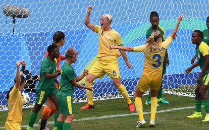 La jugadora sueca Nilla Fischer (centro) celebra su gol contra el equipo de Sudáfrica, durante el partido de la primera ronda del equipo E de fútbol femenino, en el Estadio Olímpico de Río de Janeiro. 