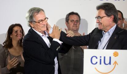 El presidente catalán Artur Mas saluda a Xavier Trias tras conocer la derrota electoral en la sede de Convergència i Unió en Barcelona el 24 de mayo de 2015.
